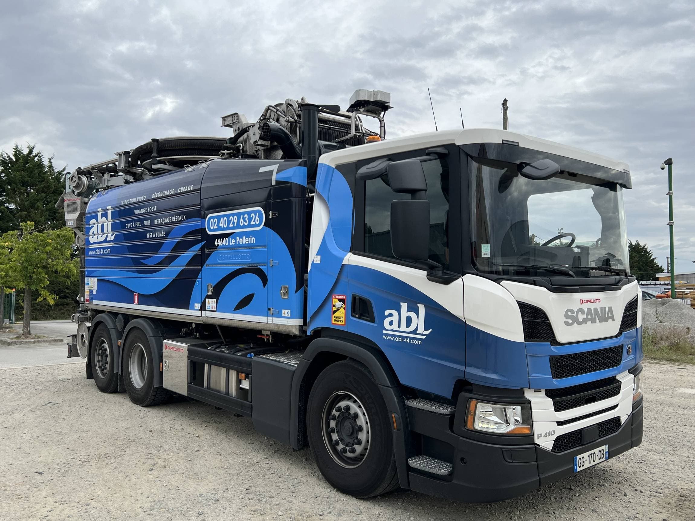 Camion ABL Assainissement en intervention de vidange et curage de bac à graisse près de Saint-Brévin – nettoyage professionnel et transport agréé