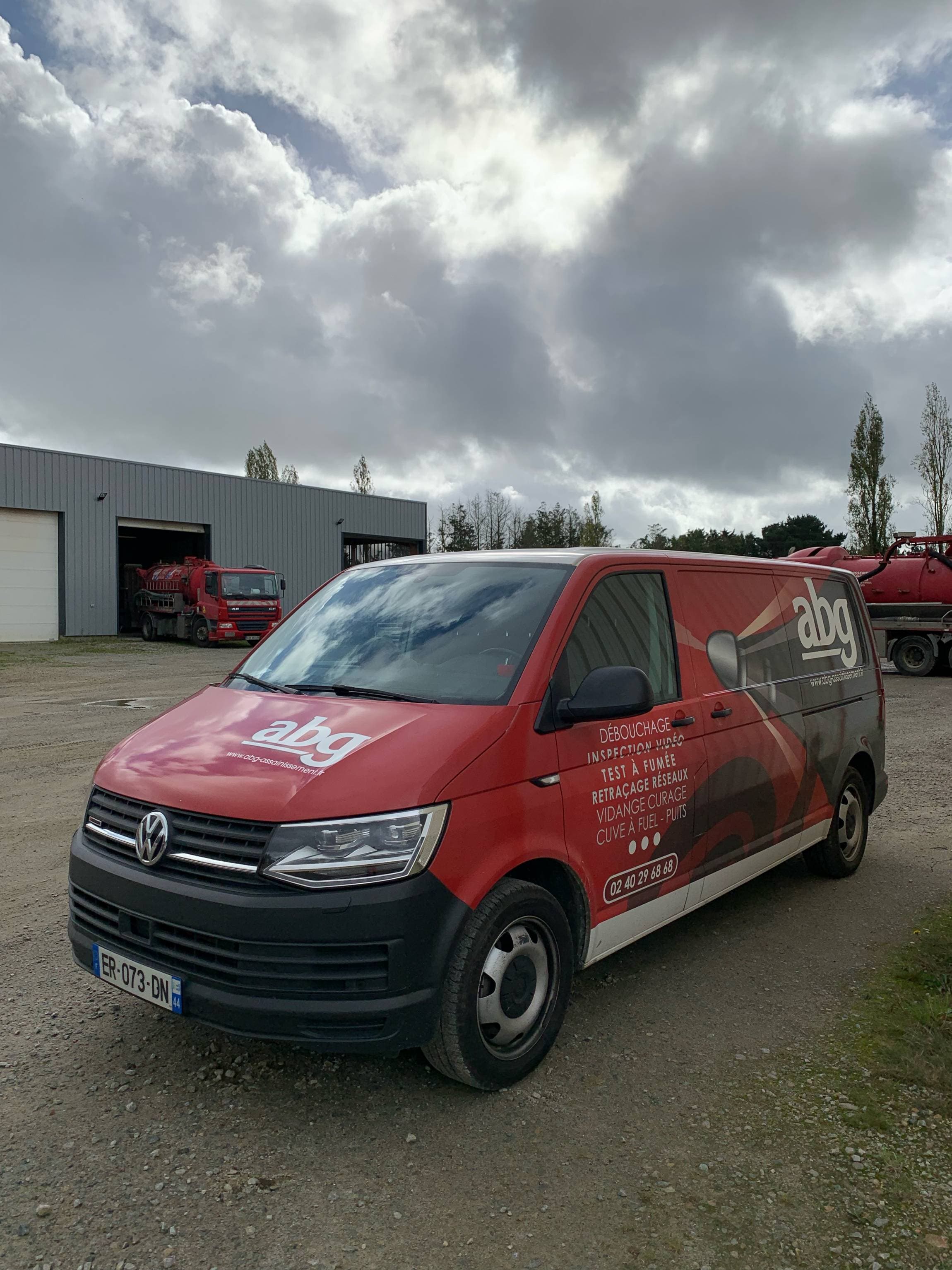 Fourgon ABG Assainissement specialise en diagnostic reseaux, inspection video et test a la fumee en Loire Atlantique, stationne devant les locaux de l’entreprise.