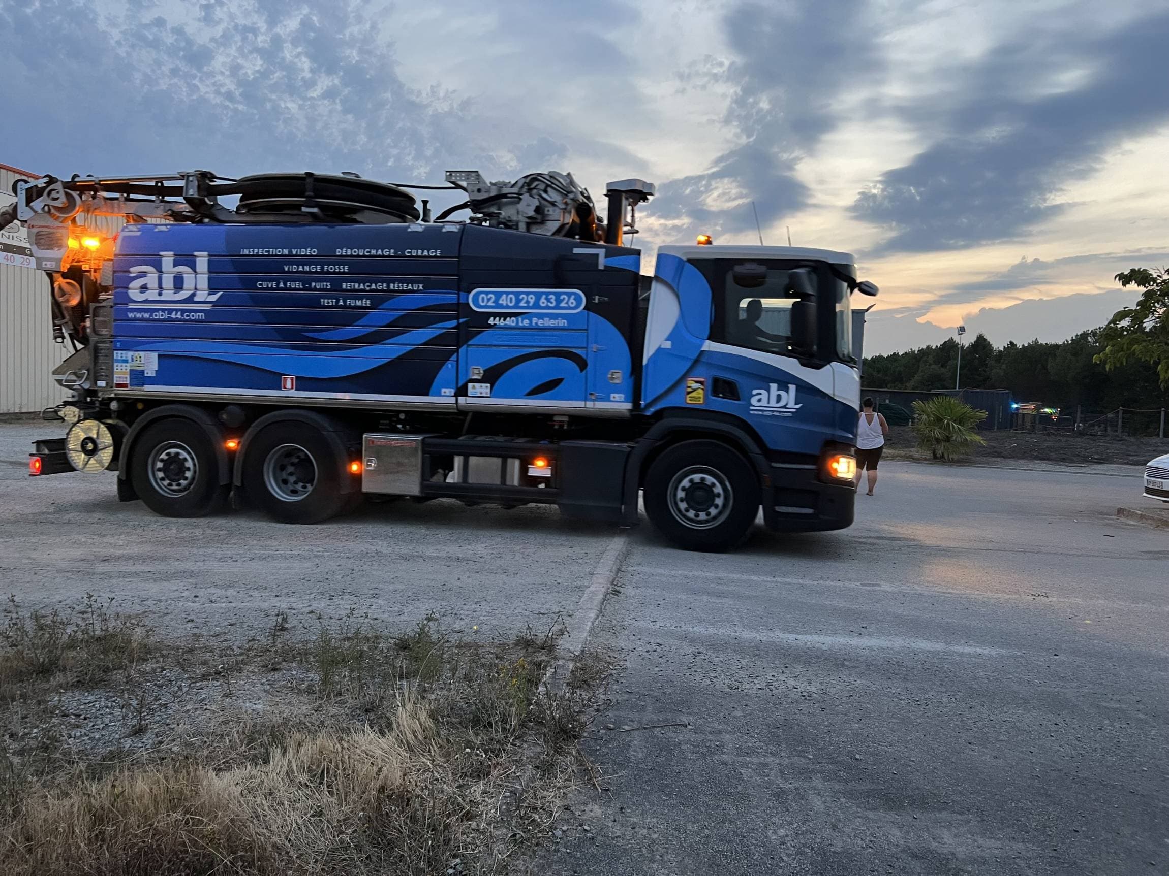 Camion ABL en intervention de curage à Le Pellerin au coucher du soleil – assainissement en Loire-Atlantique