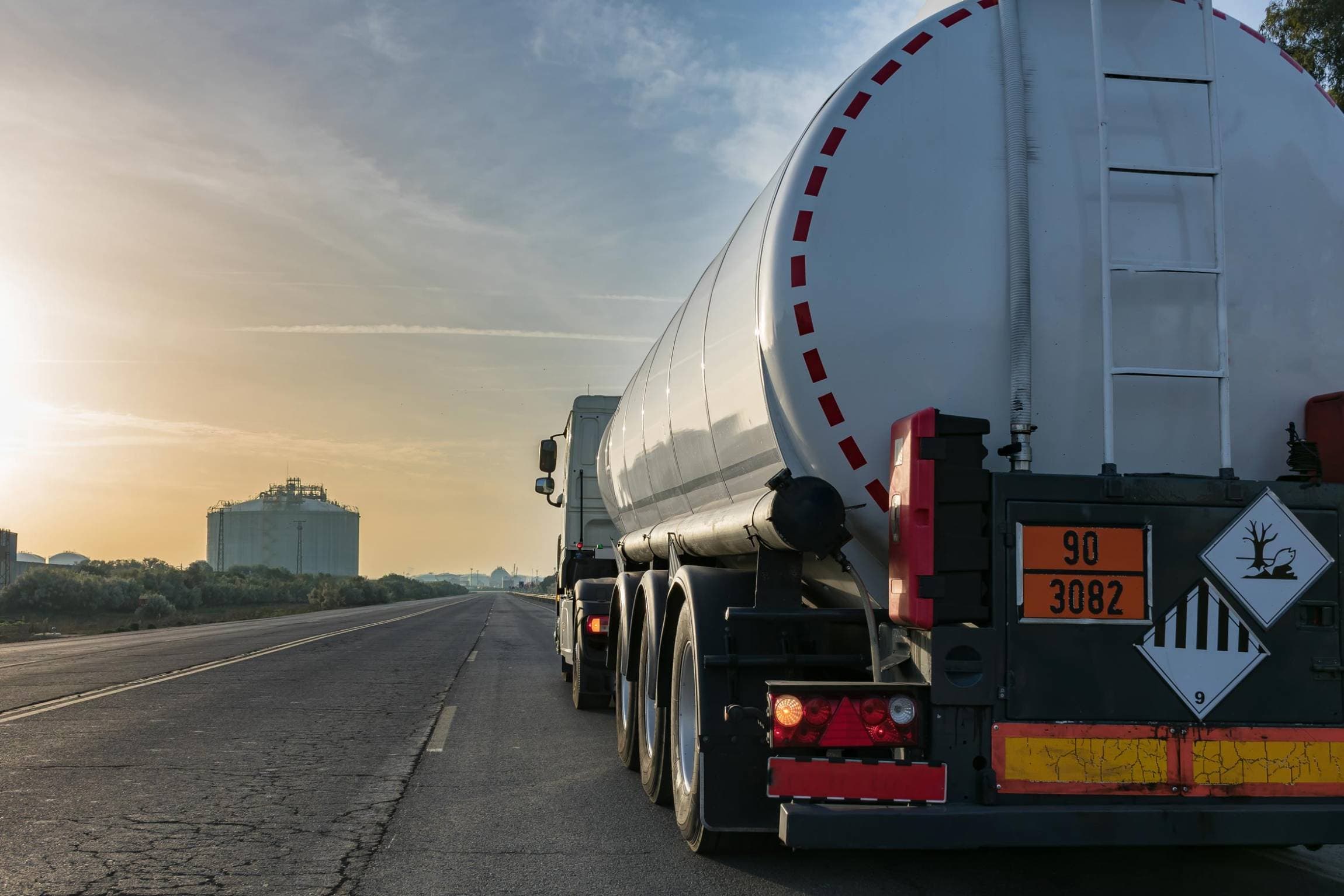Camion citerne pour transport de matieres dangereuses classees ADR sur route, service propose par ABG Assainissement en Loire Atlantique.