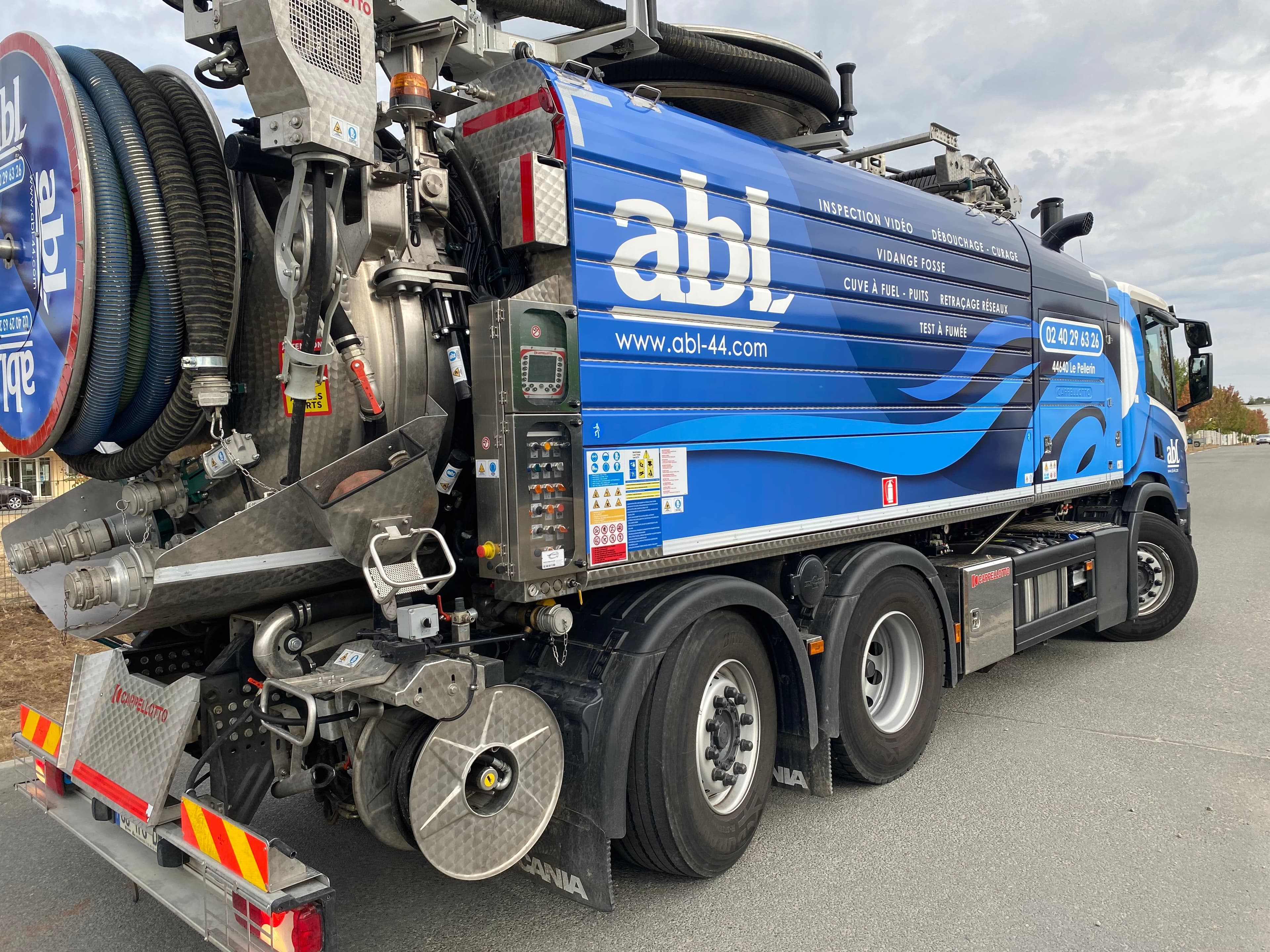 Camion ABL Assainissement équipé pour le pompage de cuves, fosses et puits à Pornic – service mobile en Loire-Atlantique